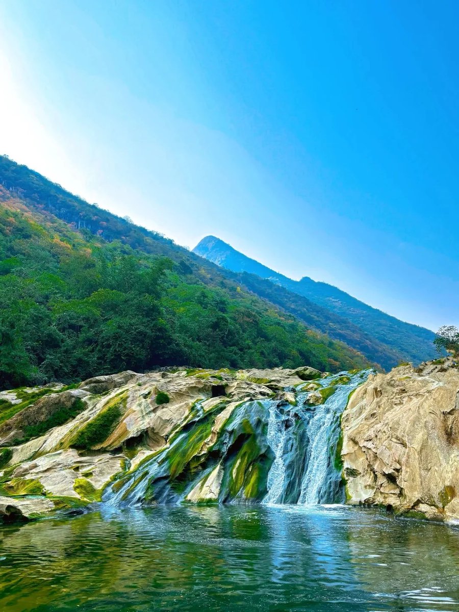 IMTAOFFICIAL's tweet photo. A Two-Million-Year Earth Imprint: Exploring the Glacial Potholes of Guanling, #Guizhou🌿🌊

Throughout Earth’s long geological history, glaciers have been among its most powerful sculptors. Carrying rocks and sediments as they moved slowly through mountains and valleys, they carved circular or oval depressions into the bedrock over immense spans of time. These formations, known as glacial potholes, are natural wonders created by the swirling and erosive forces of ancient glacial meltwater.

In the mountainous southwest of #Guizhou Province, the #Beipan River, a tributary of the #Wujiang River, winds through deep gorges flanked by towering limestone cliffs. Hidden within this seemingly ordinary karst landscape lies a geological marvel that transcends epochs: the Guanling Glacial Pothole Site.

Geologists believe that roughly two million years ago, this area experienced strong glacial and fluvial erosion. As the climate shifted dramatically, meltwater and sediments worked together over millennia to sculpt this extraordinary landscape. Today, the Guanling glacial potholes offer invaluable insights into paleoclimatic and geomorphological changes in #Asia’s low-latitude regions.

The Huajiang Gorge serves as the main route to the site. As you hike through, the mountain winds brush past your ears, and beneath your feet lie the smooth rock surfaces still bearing the marks of ancient water eddies. For mountain trekkers and geology enthusiasts alike, this route combines the beauty of nature with the thrill of discovery—a journey where you can admire cascading waterfalls and karst peaks while tracing the tangible imprints of glaciers from two million years ago.

📸Image Source: @youlin, @狗筒媳, @寻迹 from RedNote

Editor Ⅰ: Yuli
Editor Ⅱ: Helen
Editor Ⅲ: Liu Guosong

#IMTA #MountainTourism #GlacialPothole #GeologicalHeritage #MountainTravel #HuajiangGorge #Geotourism #ChinaNature