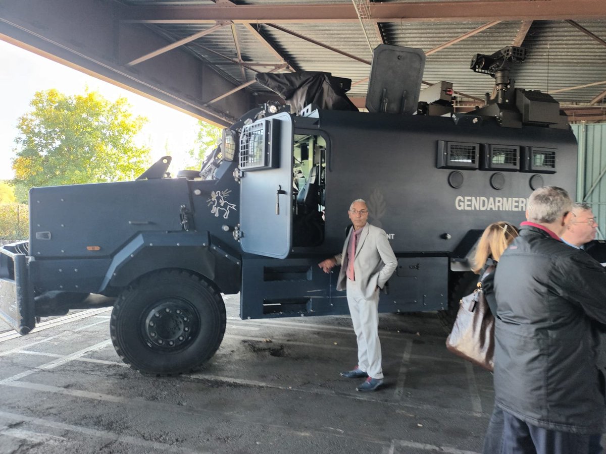 MairesRuraux78's tweet photo. Pour finir la journée exceptionnelle d'hier à Versailles Satory, les adhérents et les partenaires ont eu droit à des démonstrations statique et mobile des moyens du GBGM : visite des véhicules et simulation d'une intervention de maintien de l'ordre https://t.co/lx9OoqW6g5