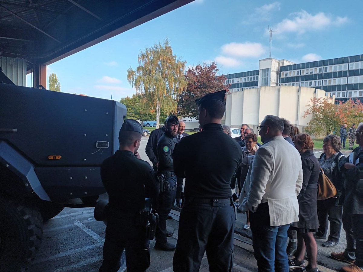 MairesRuraux78's tweet photo. Pour finir la journée exceptionnelle d'hier à Versailles Satory, les adhérents et les partenaires ont eu droit à des démonstrations statique et mobile des moyens du GBGM : visite des véhicules et simulation d'une intervention de maintien de l'ordre https://t.co/lx9OoqW6g5