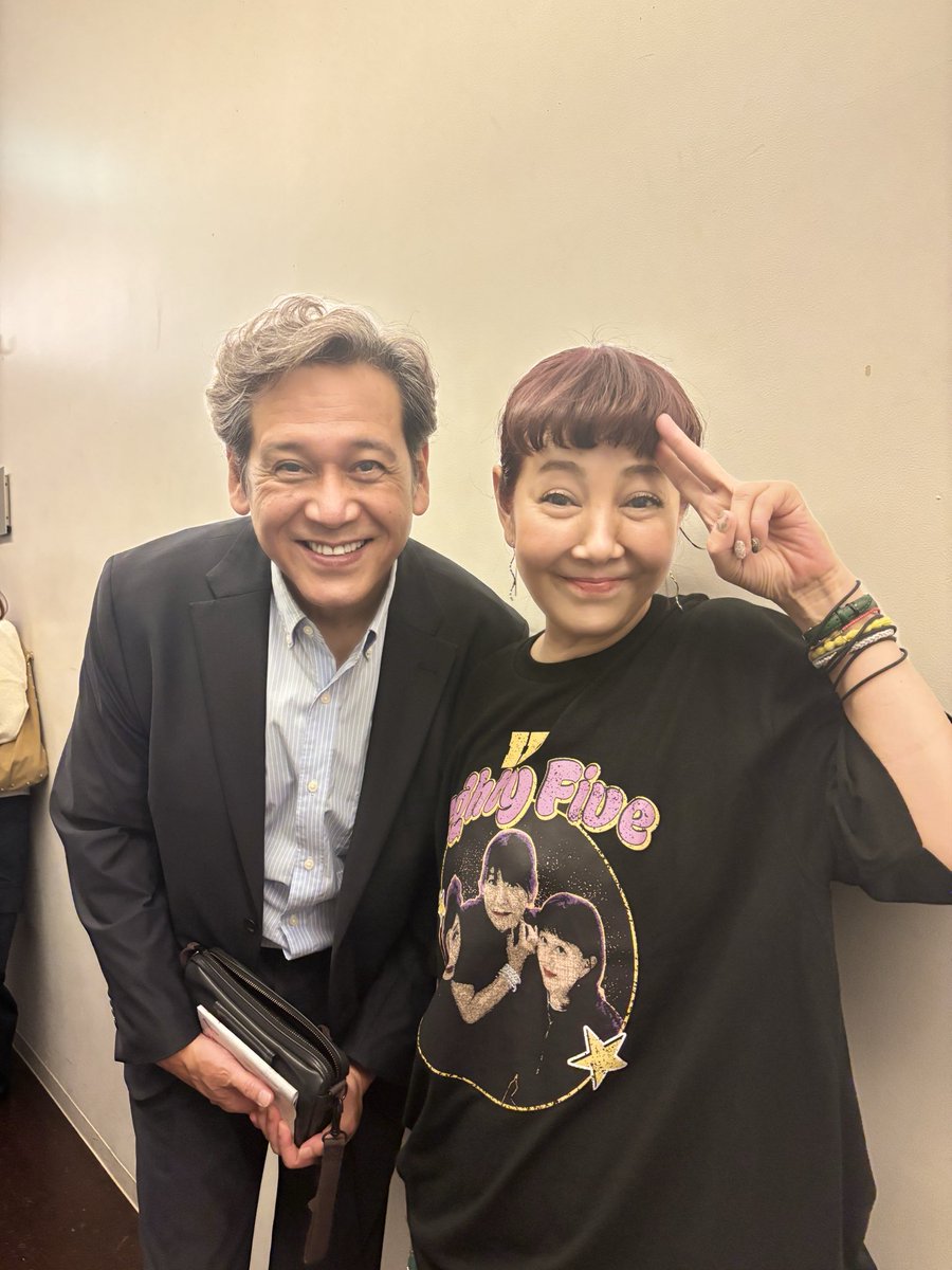 shihoudo_wataru's tweet photo. 1985年にデビューしたアイドル85年組。  「ID85」❗️
吉本美代子さん、網浜直子さん、松本典子さんによる「ID85」コンサート会場のバックステージ…。
秘蔵の写真を紹介させてください。

芳本美代子ちゃんとは、2時間ドラマで共演して以来、アイスホッケー好きなマネージャーさんとも知り合い、ホッケーの話題でマネージャーとも盛り上がりました！

網浜直子ちゃんとは、連ドラ「愛という名のもとに」で共演しましたがニアミスしていて…。
会えてよかった〜！
 
松本典子ちゃんとは、この日、初対面だったのですが、ずっと知り合いだったかのように、かわいく微笑んでくれました〜。
さすがアイドル！

飯島直子ちゃんは、僕の前の席で、3人を楽しそうにコンサートライトを振って応援してました〜！
ね？かわいいでしょ？笑

実はね、僕も85年組レコードデビューしていたのです！
もちろん僕は、アイドル活動はせずに、俳優だけの活動でしたが…。

僕も40周年記念LIVEをして、本格的にLIVE活動も始めようと思ってます！笑

＊写真使用は、みなさんに許可をいただいております。
み〜んな可愛い❗️

#芳本美代子 #網浜直子
#松本典子 #飯島直子
#四方堂亘 #ID85