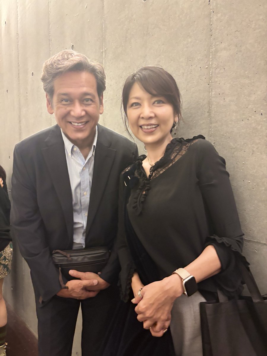 shihoudo_wataru's tweet photo. 1985年にデビューしたアイドル85年組。  「ID85」❗️
吉本美代子さん、網浜直子さん、松本典子さんによる「ID85」コンサート会場のバックステージ…。
秘蔵の写真を紹介させてください。

芳本美代子ちゃんとは、2時間ドラマで共演して以来、アイスホッケー好きなマネージャーさんとも知り合い、ホッケーの話題でマネージャーとも盛り上がりました！

網浜直子ちゃんとは、連ドラ「愛という名のもとに」で共演しましたがニアミスしていて…。
会えてよかった〜！
 
松本典子ちゃんとは、この日、初対面だったのですが、ずっと知り合いだったかのように、かわいく微笑んでくれました〜。
さすがアイドル！

飯島直子ちゃんは、僕の前の席で、3人を楽しそうにコンサートライトを振って応援してました〜！
ね？かわいいでしょ？笑

実はね、僕も85年組レコードデビューしていたのです！
もちろん僕は、アイドル活動はせずに、俳優だけの活動でしたが…。

僕も40周年記念LIVEをして、本格的にLIVE活動も始めようと思ってます！笑

＊写真使用は、みなさんに許可をいただいております。
み〜んな可愛い❗️

#芳本美代子 #網浜直子
#松本典子 #飯島直子
#四方堂亘 #ID85