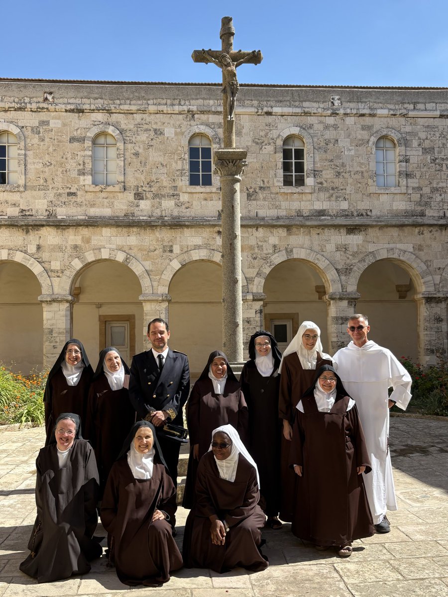 🌿Jérusalem : En la fête de Sainte Thérèse, heureux d’avoir pu prier pour la paix au Carnel du Mont des Oliviers qui abrite les paroles du Notre-Père prononcées par hommes et des femmes de toutes langues peuples et nations.🌿
#Paix #Pray #Jerusalem #Carmel