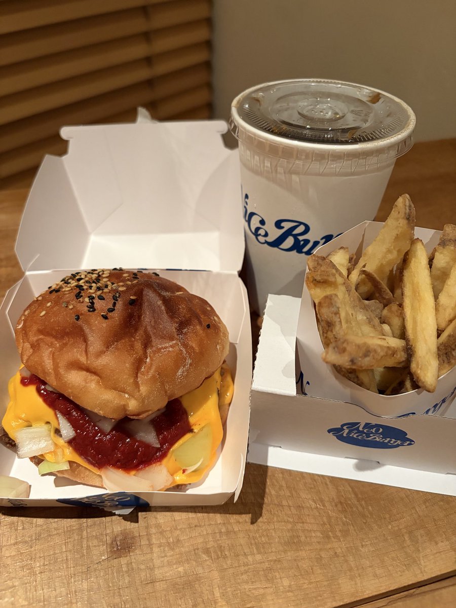 SnoozeSHIBUYA's tweet photo. 流行りに乗ってみた🍔 https://t.co/L22mRBJdlr