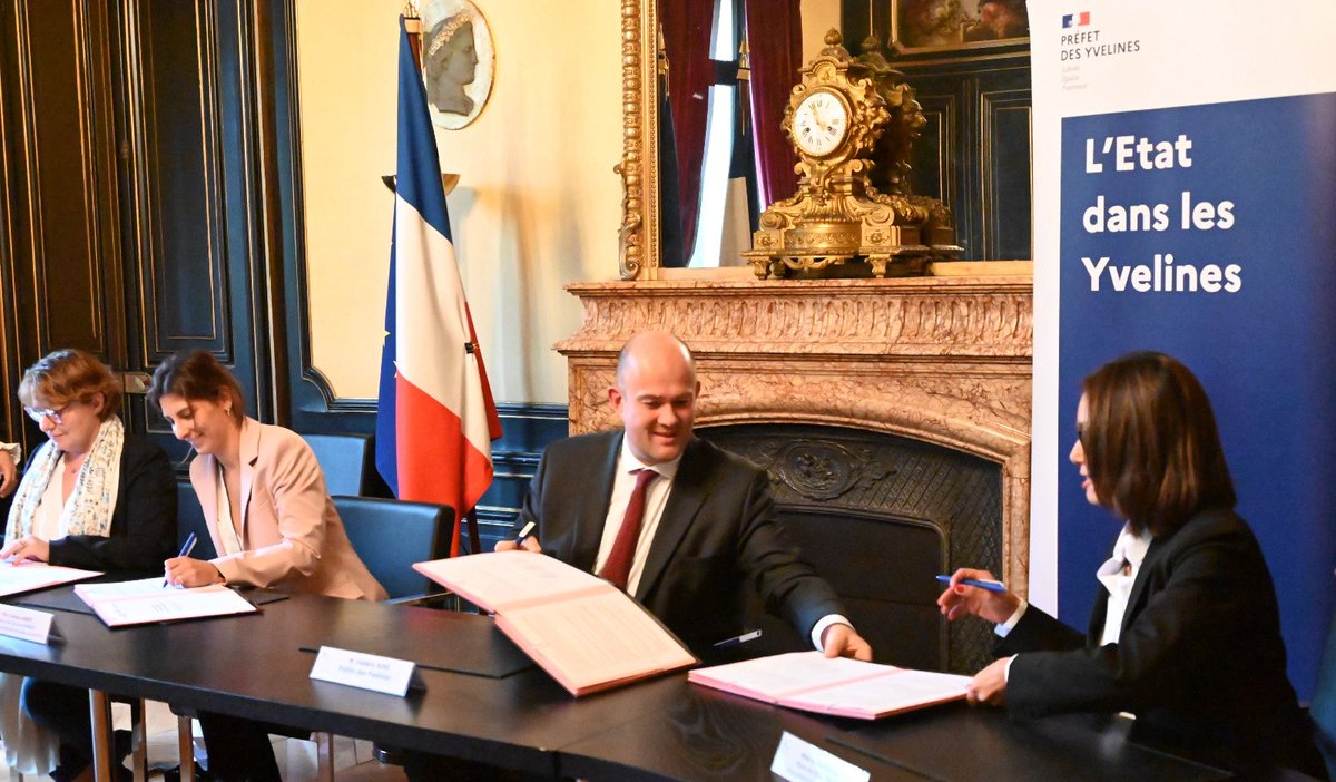 ✍️ Signature de la convention « Territoire d’Industrie Versailles – Saclay – Saint-Quentin »

Vendredi dernier, Frédéric ROSE, préfet des Yvelines, a signé aux côtés de <a href="/RafikaREZGUI/">Rafika REZGUI</a> , vice-présidente de la <a href="/agglopariSaclay/">Agglomération Paris-Saclay</a>, <a href="/Rosettialexand1/">Rosetti alexandra</a>, vice-présidente de la <a href="/sqy/">Saint-Quentin-en-Yvelines 🚀</a>, et