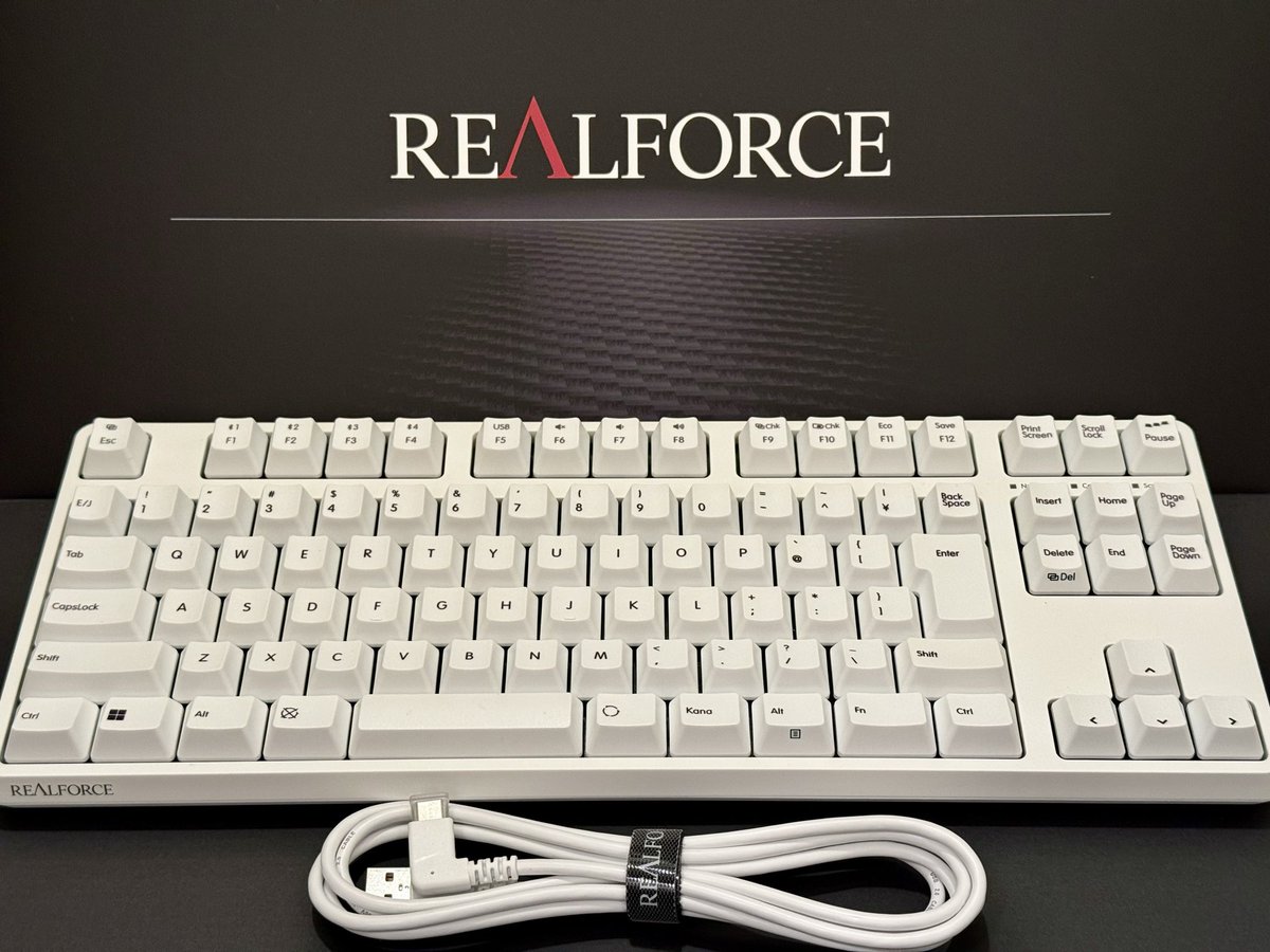 深夜に注文したRealforce R4がもう届いた
RC1ほどではないけどとても小さい…