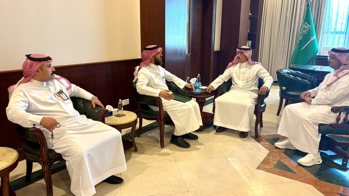 استقبل محافظ #خميس_مشيط مدير الهيئة العامة للولاية على اموال القاصرين ومن في حكمهم بمنطقة عسير، واستمع إلى نبذة عن اعمال الهيئة للفئات التي تخدمهم ودورهم في رصد وحفظ أموال القاصرين ومن في حكمهم والاشراف على التصرفات المالية للاولياء والاوصياء ومناقشة اوجه الدعم لتسهيل مهامهم.