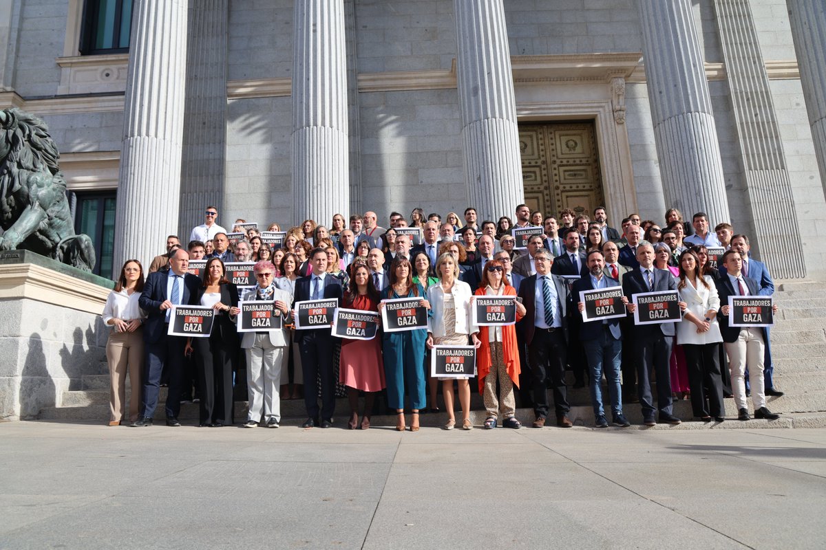 Hoy nos hemos concentrado a las puertas del <a href="/Congreso_Es/">Congreso</a>, junto a diputados y diputadas, trabajadores y trabajadoras del <a href="/gpscongreso/">PSOE Congreso</a>, para mostrar nuestro apoyo a la “Jornada de lucha por el Pueblo Palestino” convocada por los sindicatos. 🇵🇸

Defender la paz, los derechos