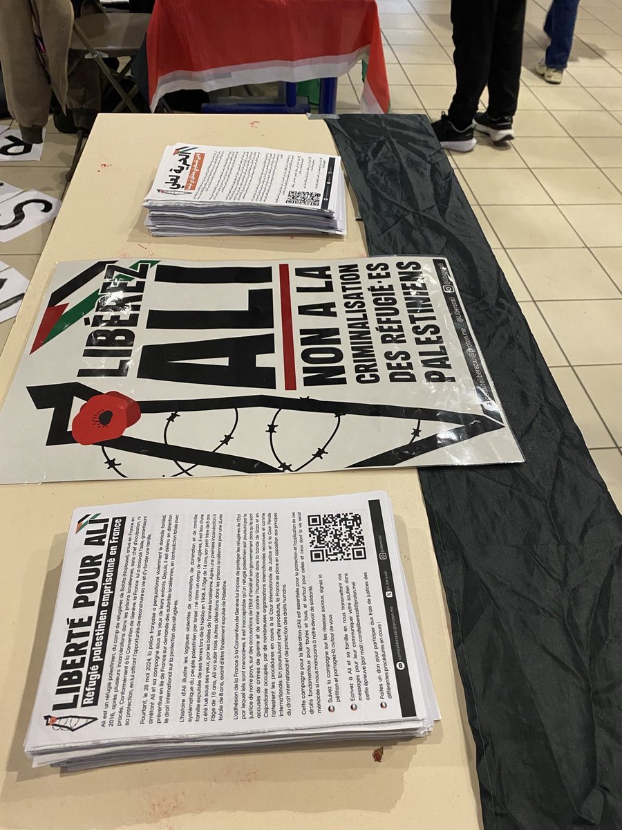 A l’université Paris 8, nouvelle table du comité Palestine Paris 8 pour sensibiliser les étudiant•es sur la situation d'Ali, réfugié palestinien incarcéré en France depuis mai 2024, sur demande des autorités  israéliennes ! 

#LiberezAli