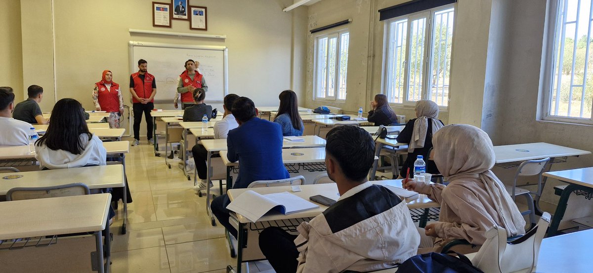 Hilvan Meslek Yüksekokulu’nu ziyaret ederek öğrencilerimize Gençlik Merkezi’nin faaliyetlerini tanıttık. 💫 Gençlerle verimli ve güzel bir tanıtım gerçekleştirdik. 💙