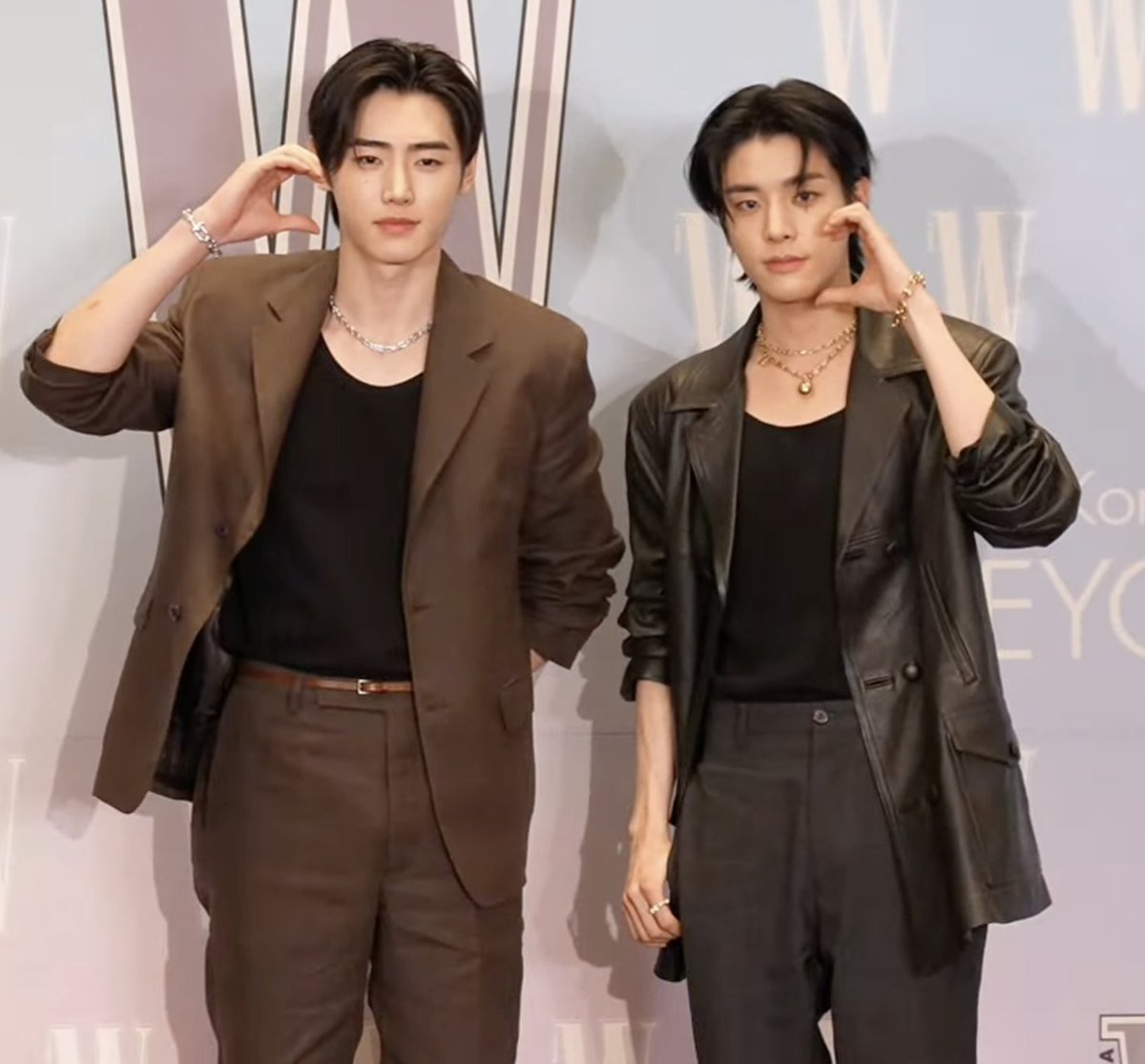 PSHGlobalTeam's tweet image. [W KOREA] 251015

#SUNGHOON &amp;amp; #JAKE @ 2025 LOVE YOUR W_ Red Carpet - 20th anniversary of Breast Cancer Awareness Campaign 📸

#엔하이픈_성훈 #ENHYPEN_SUNGHOON
#성훈 #LoveYourW2025 @ENHYPEN_members