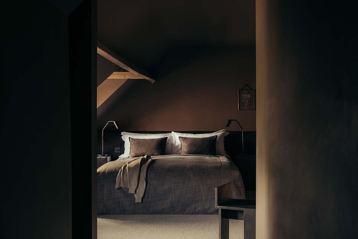 Cotswolds retreat, Hyll, blends architectural restraint and sensory design to offer a quiet, contemporary take on rural hospitality... we-heart.com/2025/10/15/hyl…