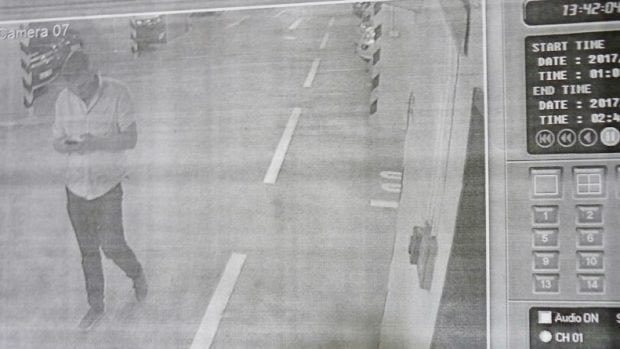 Prosím, už dost! 😅 Radiožurnál: „Hranatá legenda Turek v roce 2017 vyhrožoval zaměstnanci Velvyslanectví Království Saúdské Arábie. Ve společných garážích mu za stěrač auta dal obrázek šibenice, na střeše vozu pak stála velká lovecká nábojnice."

Vše zachyceno kamerou. 

CITUJI: