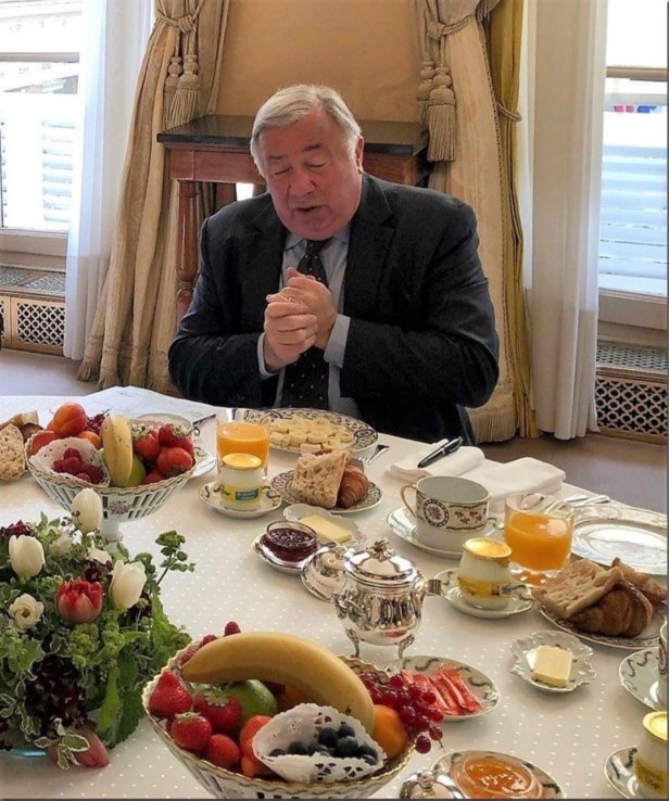 W_Degeorges's tweet image. Un petit rappel à Gérard Larcher : en France, nous avons 400 000 SDF et 9,1 millions de pauvres, mais lui se paie des festins avec l’argent du contribuable.
@gerard_larcher