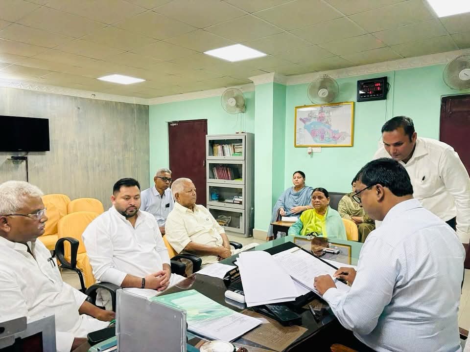 PratikVoiceObc's tweet image. श्री तेजस्वी यादव जी राघोपुर विधानसभा सीट से नामांकन दाखिल कर, उन्होंने बिहार की जनता के प्रति अपना सर्वस्व अर्पित करने का संकल्प दोहराया है।
जनता के साथ, जनता के विश्वास से बिहार की मूल समस्याओं को जड़ से मिटाने के लिए श्री तेजस्वी यादव जी पूर्णतः प्रतिबद्ध हैं।