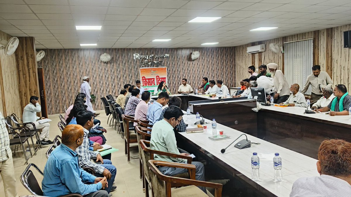 आज दिनांक 15.10.2025 किसान दिवस आयोजित हुआ, जिसमें अधिकारियों व कृषकों की उपस्थिति रही। रबी फसल बुवाई, बीज शोधन, फसल बीमा, सरसों मिनी किट, उर्वरक उपलब्धता व धान खरीद पर जानकारी दी गई।