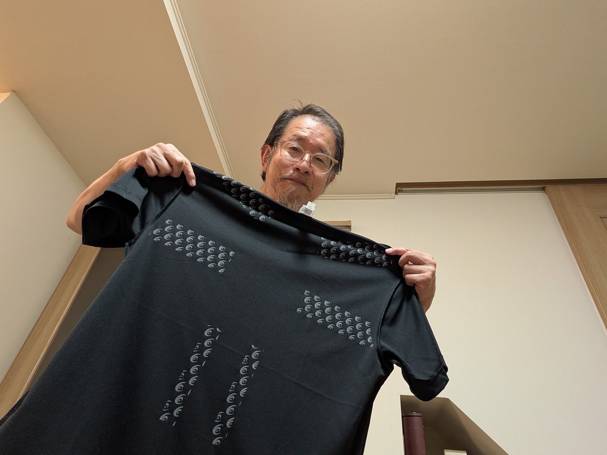 年金支給日でした。しずおか焼津信用金庫では、お花をくれます。嬉しい。思い切ってリライブシャツとリライブスパッツ買った。