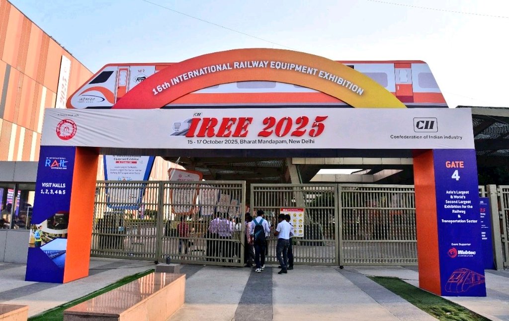 TechAnsuman's tweet image. Exciting news!
@Kinetrailway unveils Vande Bharat Sleeper's First AC coach design concept at IREE 2025, Oct 15, 11 AM #BharatMandapam Pragati Maidan New Delhi. Witness India's Rail revolution and many more at #IREE2025
#IndianRailways #VandeBharatSleeper