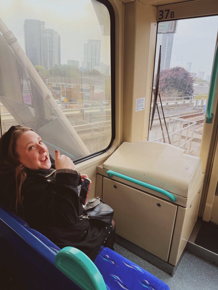 This bitch got to front of the DLR en route to ABBA Voyage. 🤌🏼🤌🏼🤌🏼