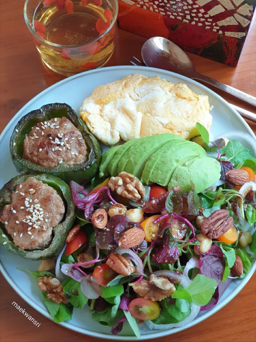 ยังคงconcept สารอาหารต้องครบในแค่ละมื้อ
-พริกหวานยัดไส้หมูสับ
-อะโวคาโด
-ไข่ออมเล็ต
-สลัดผักโขมราดน้ำสลัดบัลซามิกโรยหน้าด้วยถั่วอัลมอนด์ พีนัท วอลนัท