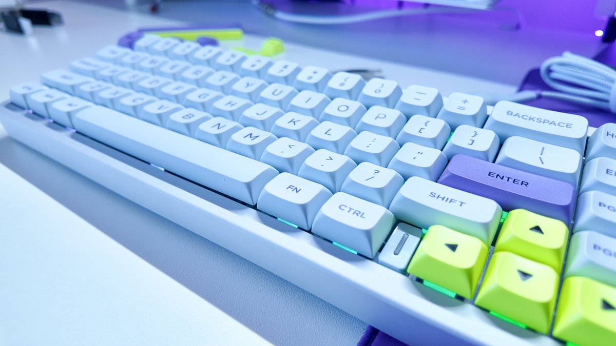 renya_pi's tweet image. #PR
ワイヤレス×ラピトリ💜神配色なキーボード
⌨『AESCO A67』

見た目もスペックもプロ級⊹ ࣪˖ 
こだわりたいゲーマーさんに知ってほしい新製品だにぇ(^≖⩊≖^)

#Rabbit0 ストアで販売ちゅ～(ˆ꜆ . ̫ . ).ᐟ.ᐟ
🛒 rabbit0-store.com/products/aesco…

#お前らのpcデスク周り晒していけ