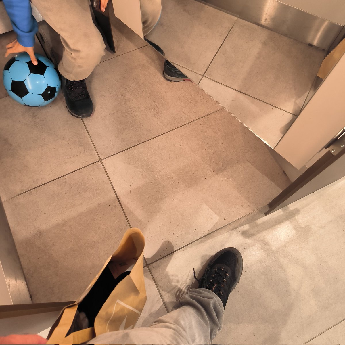 מחכים לפרינססה בתא ליד ועושים מסירות...
כמה עוד שקיות נסחוב היום?