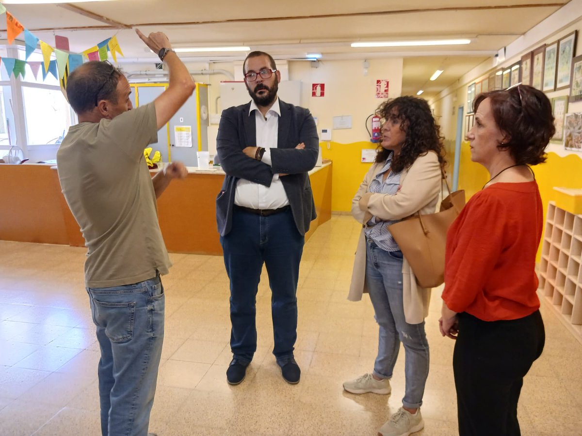 matarocat's tweet image. 👉 En el marc del projecte #Alcaldealsbarris a Cerdanyola Nord, l'alcalde de #Mataró, @DBotePaz, ha visitat aquest matí:
📌 Les obres de l'Escola Bressol de La Llàntia
📌 Les aules provisionals de l'Escola Bressol de La Llàntia a l'Escola d'Infantil i Primària La Llàntia
