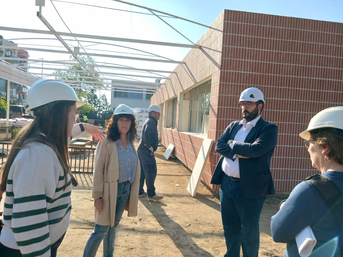 matarocat's tweet image. 👉 En el marc del projecte #Alcaldealsbarris a Cerdanyola Nord, l'alcalde de #Mataró, @DBotePaz, ha visitat aquest matí:
📌 Les obres de l'Escola Bressol de La Llàntia
📌 Les aules provisionals de l'Escola Bressol de La Llàntia a l'Escola d'Infantil i Primària La Llàntia