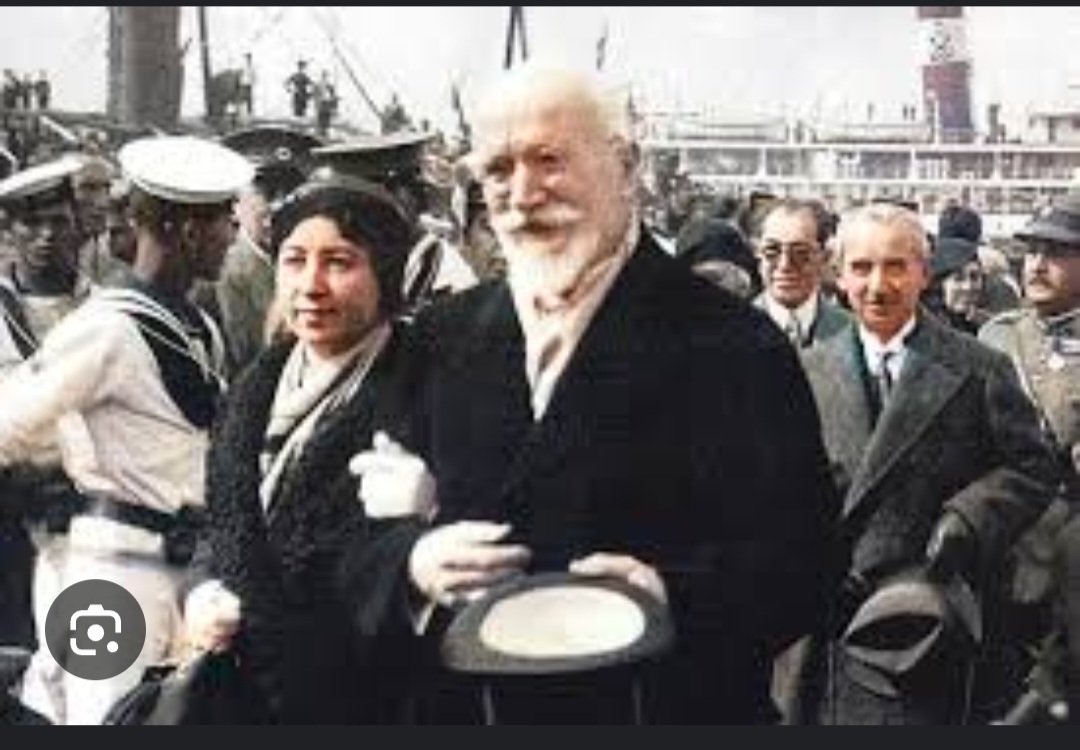 bahn_ein's tweet photo. @avcemilcicek67 Kemalist demek geri zekalı demek.
Senin atan  savaṣtan sonra ingilizlerle ve yunanlarla el ele poz vermedimi? Hemde neler verdi https://t.co/AHfEPCdsMN