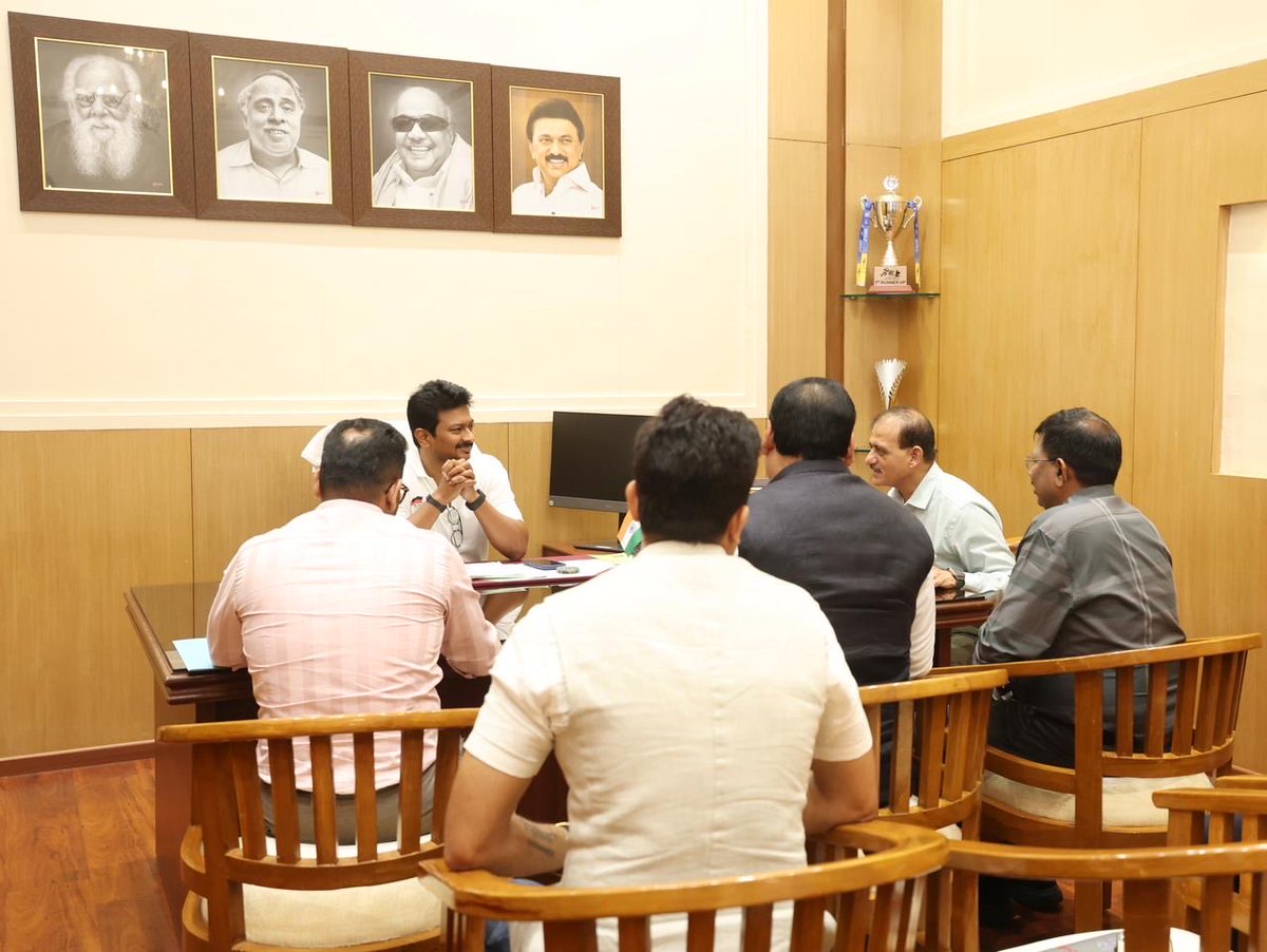 Had a productive meeting with Thiru Bhola Nath Singh, President of Hockey India, Thiru J Shekar Manoharan, President of the Tamil Nadu Hockey Unit, and representatives from Hockey India. 

We reviewed the preparations for the upcoming Hockey Junior Men’s World Cup scheduled to be