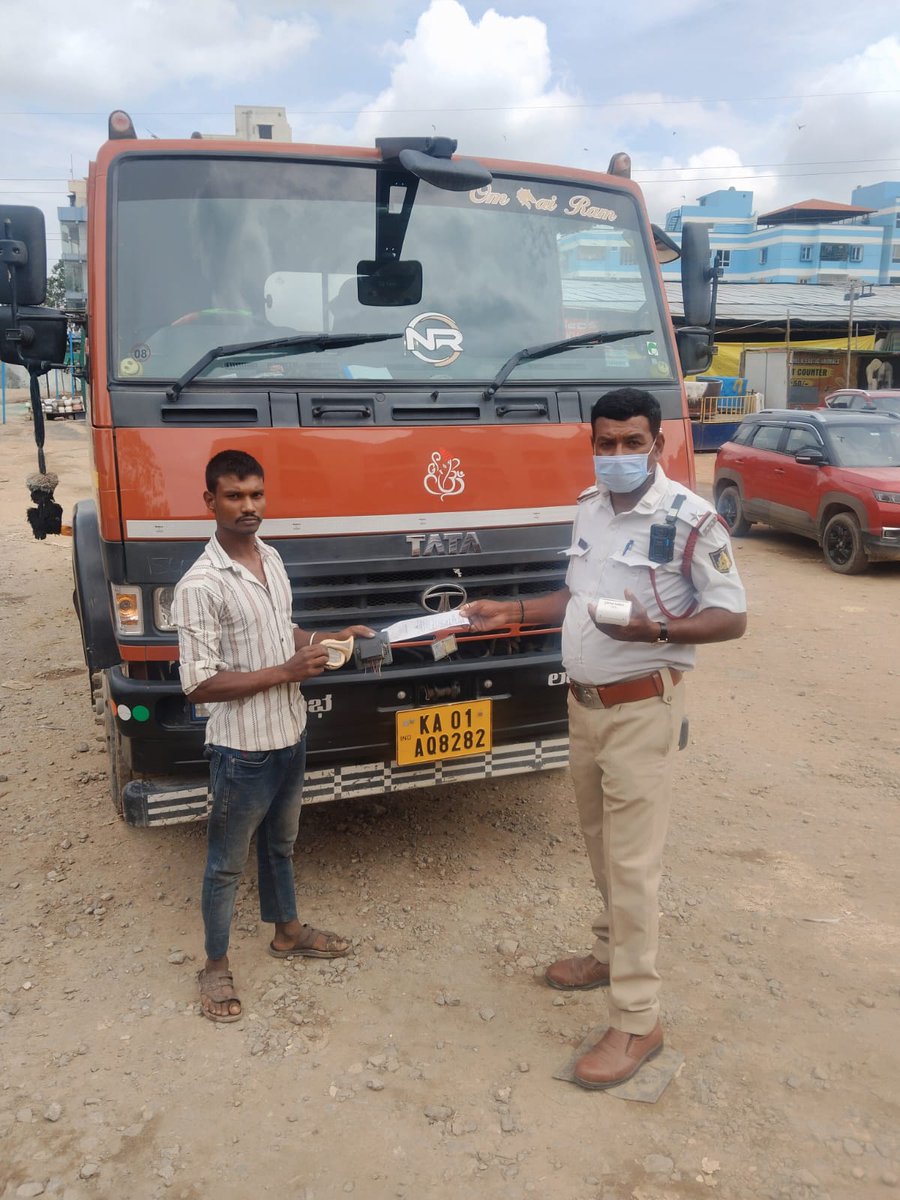 wftrps's tweet image. 🚨 Traffic Awareness – Shrill Horn Usage 🚫#WhitefieldTrafficPS #FollowTrafficRules
🟢 Avoid loud honking in crowded areas.
🟡 Your calm driving helps reduce traffic stress.
🔵 Observe silence zones to respect everyone around you.