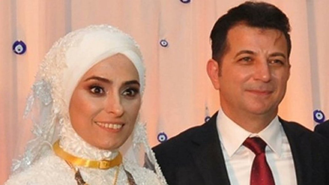 akepeli vekil bir tekne için 
4 milyon Euro veriyor…
Boşanmak için eşine 2,5 milyon $ veriyor…
Bu konudaki sorulara ise “susma hakkını” kullanıp,cevap vermiyor..
Memleketi Erzurum’da alkışlarla karşılanıyor.
Kocası yurtdışına kaçıyor.