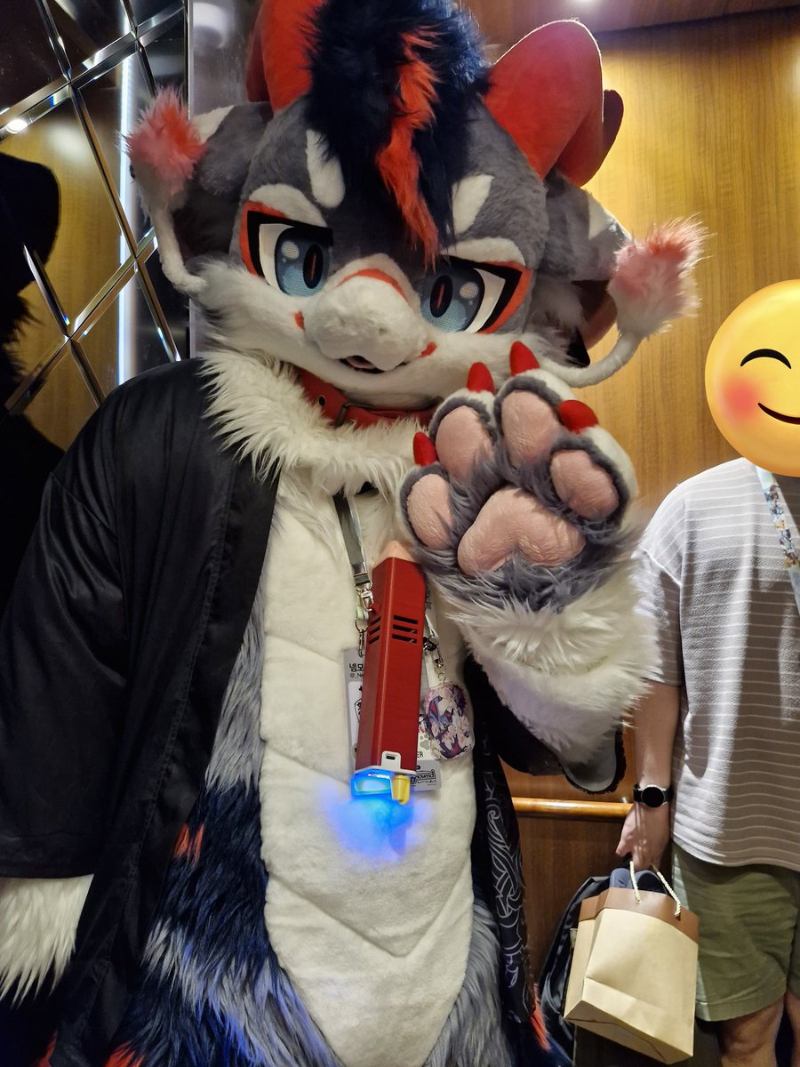 왕큰화영님...
엘레베이터에서 한번 마주친 게 유일했어서 너무 아쉬웠던.
카메라에 다 안담기는 거대함이라 짱이었어요