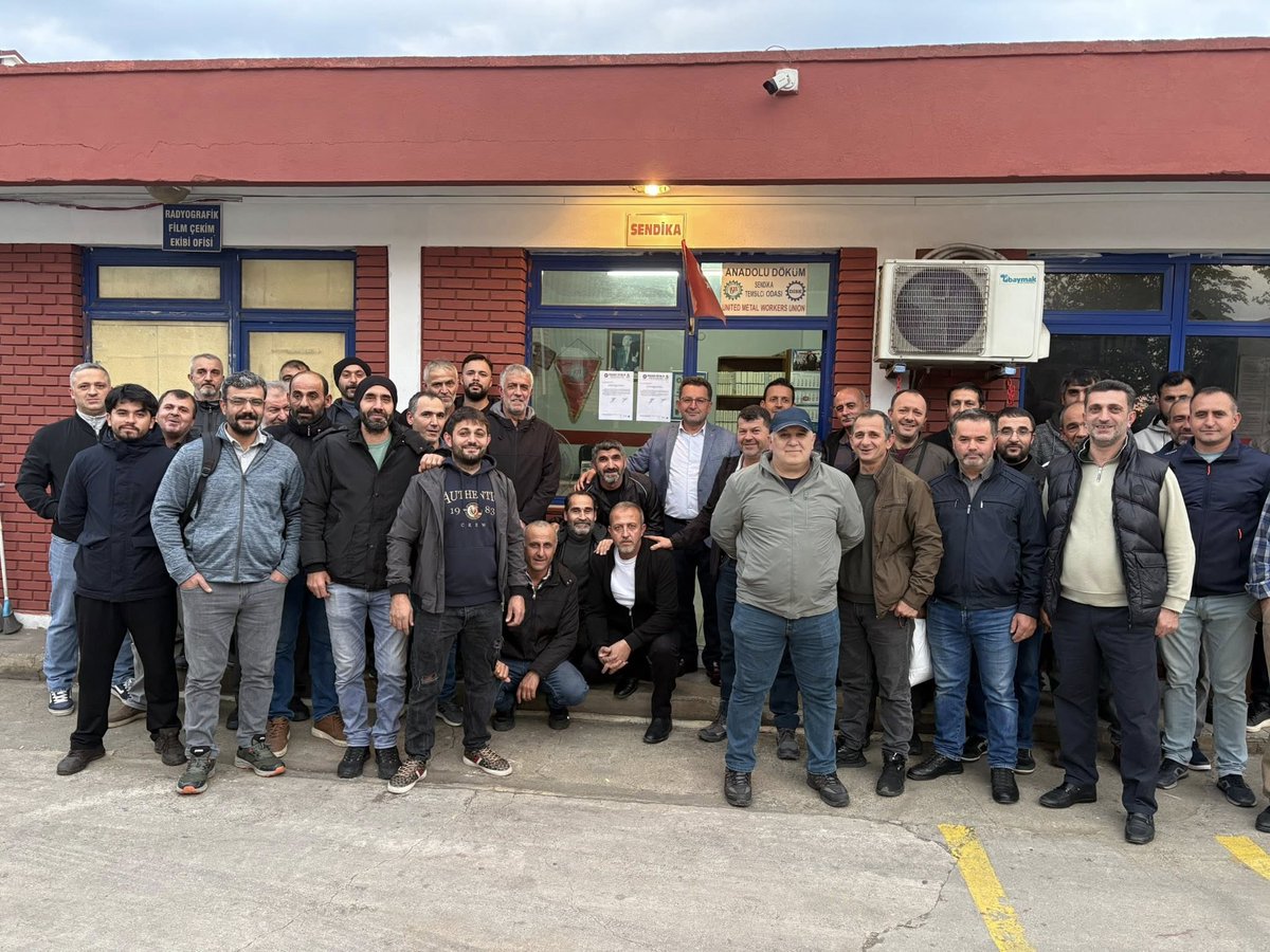 BirlesikMetal's tweet image. 📢Anadolu Döküm’de 30 Ekim’de grevdeyiz!

📌Kocaeli Şubemize bağlı #AnadoluDöküm işyerinden üyelerimiz ve şube yöneticilerimiz, toplu sözleşme görüşmelerinde anlaşma sağlanamaması üzerine bugün #grev kararını fabrikanın kapısına astı.

📌Anadolu Döküm işçileri, o tarihe kadar