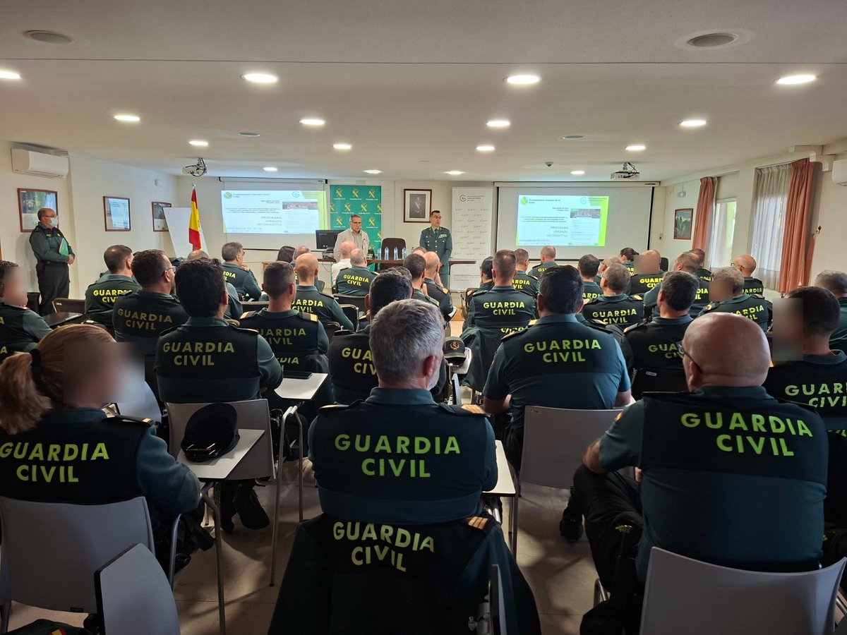 Guardia Civil León (@guardiacivil_le) on Twitter photo ✅️ La <a href="/guardiacivil_le/">Guardia Civil León</a> y la <a href="/ContraCancerLE/">Asociación Española Contra el Cáncer LEÓN</a> celebran unas jornadas de formación a sus agentes; en el marco de un convenio de colaboración firmado entre ambas instituciones ✅️ La <a href="/guardiacivil_le/">Guardia Civil León</a> y la <a href="/ContraCancerLE/">Asociación Española Contra el Cáncer LEÓN</a> celebran unas jornadas de formación a sus agentes; en el marco de un convenio de colaboración firmado entre ambas instituciones