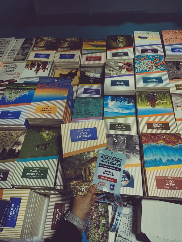 Narmiarse's tweet photo. Fuarda istediğim kitapları inceleyebilmek, okuyabilmek 😍✨📖 https://t.co/t408B4hVBh