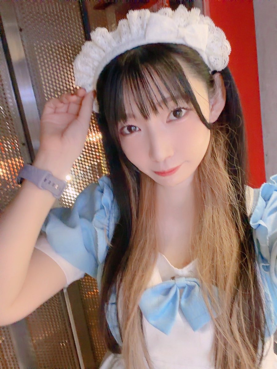 OPENしてます❣
傘を持たずに買い出しに出てめっちゃ降られました〜☔
足元に気を付けてお店に来てね！最後の水色メイド服だよ🩵