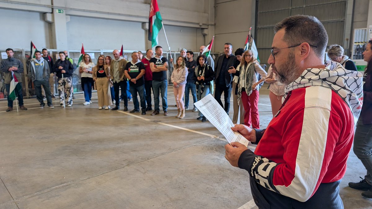 El Comité de la empresa municipal de <a href="/CCOORivamadrid/">CCOO Rivamadrid</a> lee un manifiesto a favor de la causa palestina durante el paro #StopGenocidio