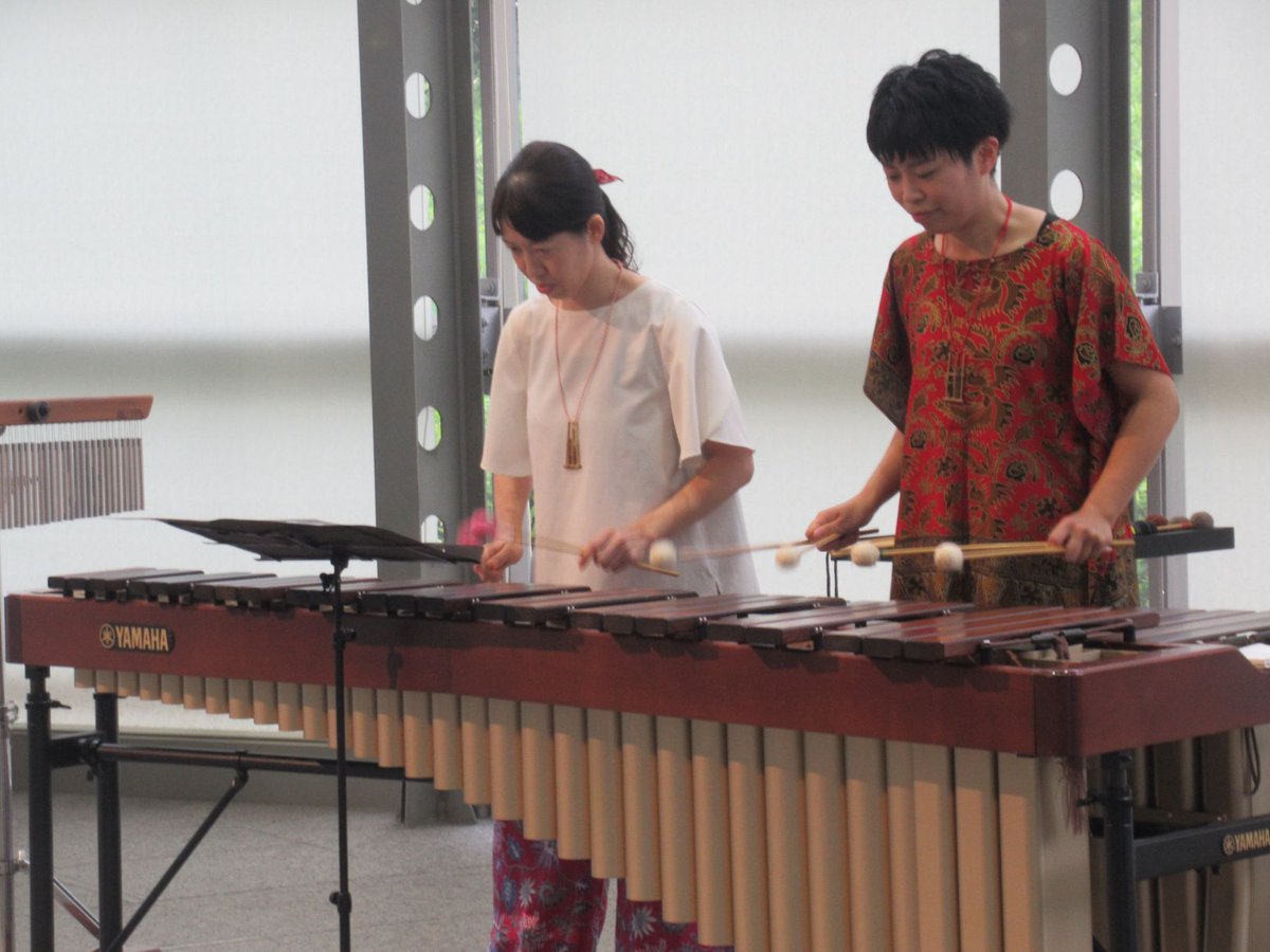 10月の　＃あおば音楽ひろば　は丸田菜穂さんと牧野香苗さんのご出演。幕開きはマリンバの二重奏。「ずいずいずっころばし」が軽快に演奏されました。続いては秋の歌メドレー。温かみのある音色でしっとりと。心のひだにやさしく触れてくれる優しさを感じました。楽器の説明も詳しく聞けました。