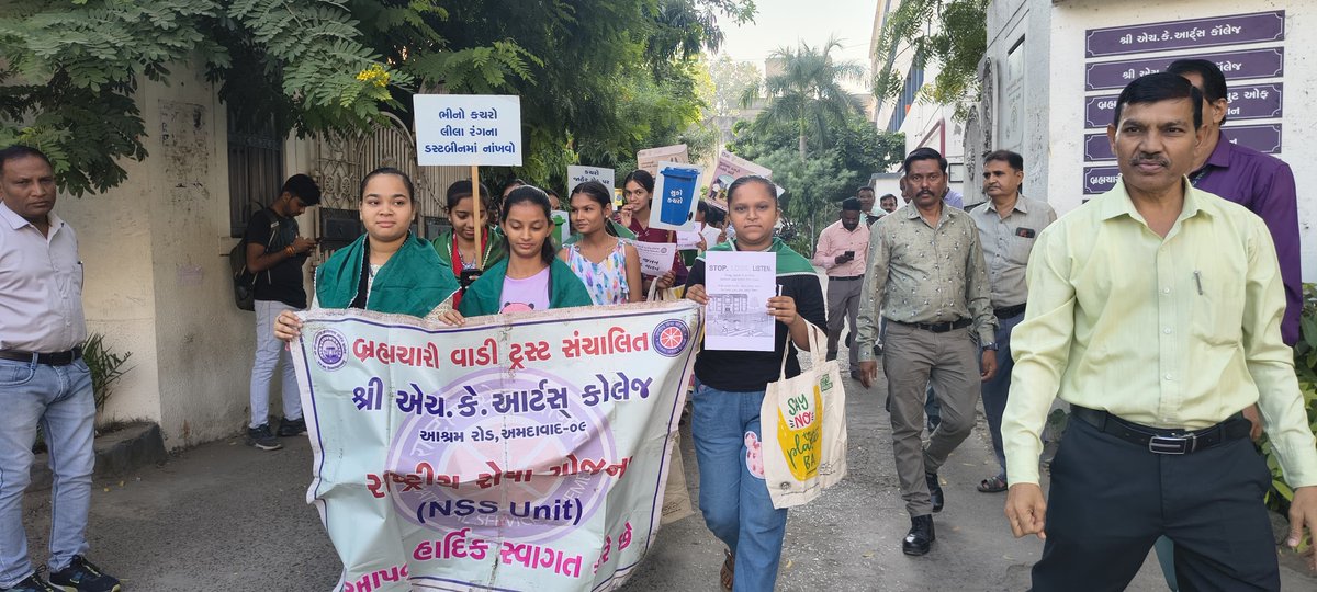 AmdavadAMC's tweet image. અમદાવાદ શહેર દેશભરમાં સ્વચ્છતામાં અગ્રેસર છે, ત્યારે અમદાવાદ મ્યુનિસિપલ કોર્પોરેશનના સોલિડ વેસ્ટ મેનેજમેન્ટ વિભાગ દ્વારા સ્વચ્છ ભારત મિશન અંતર્ગત  સફાઈ અભિયાન હાથ ધરવામાં આવ્યું છે.&quot;સ્વચ્છતા હી સેવા - સ્વચ્છોત્સવ 2025&quot; કાર્યક્રમ અંતર્ગત પશ્ચિમ ઝોનના નવરંગપુરા વોર્ડના સોલિડ વેસ્ટ…