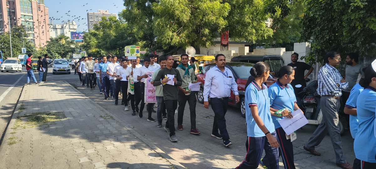 AmdavadAMC's tweet image. અમદાવાદ શહેર દેશભરમાં સ્વચ્છતામાં અગ્રેસર છે, ત્યારે અમદાવાદ મ્યુનિસિપલ કોર્પોરેશનના સોલિડ વેસ્ટ મેનેજમેન્ટ વિભાગ દ્વારા સ્વચ્છ ભારત મિશન અંતર્ગત  સફાઈ અભિયાન હાથ ધરવામાં આવ્યું છે.&quot;સ્વચ્છતા હી સેવા - સ્વચ્છોત્સવ 2025&quot; કાર્યક્રમ અંતર્ગત પશ્ચિમ ઝોનના નવરંગપુરા વોર્ડના સોલિડ વેસ્ટ…