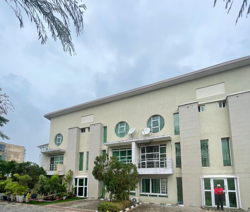Direct listing 🔥
Cheapest deal in ikoyi  

Location Osborne  

Selling for 350m ( open to negotiations ) 
Title : Deed and cofo 
Dm if you’re interested