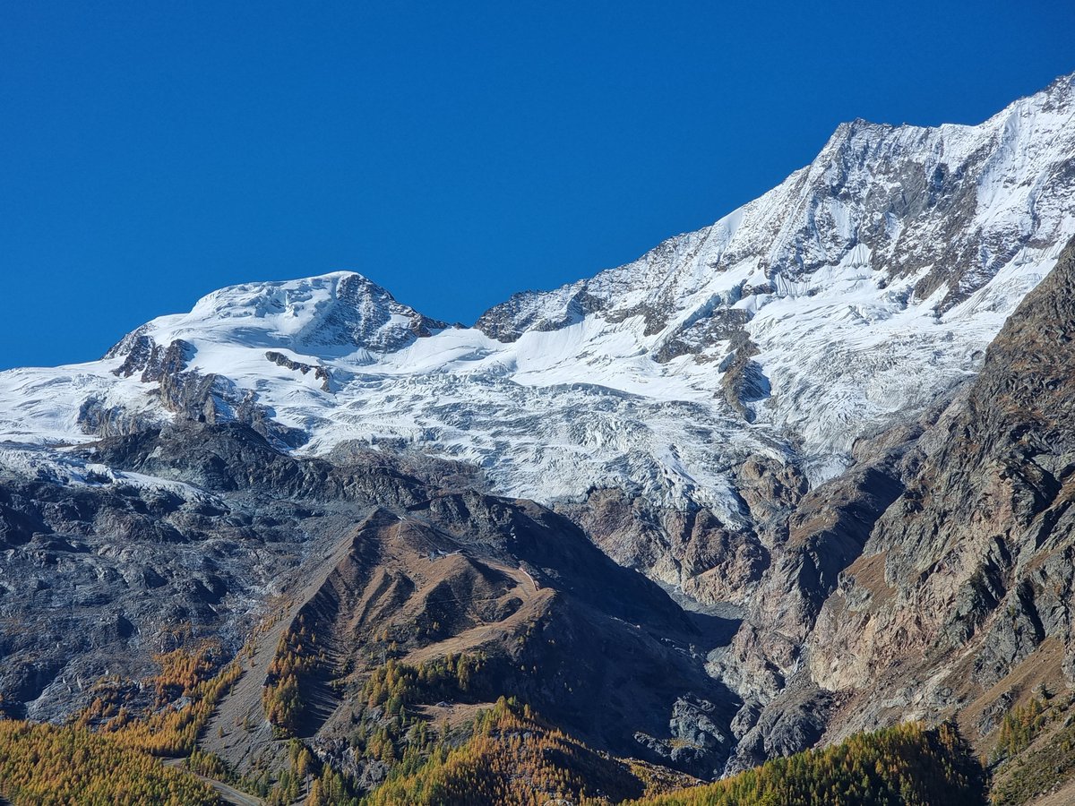 subfossilguy's tweet image. Fee Glacier today! 🤩

Incredible retreat of both parts!

Here, the western part below the Alphubel and the Täschhorn, which used to descend lower...