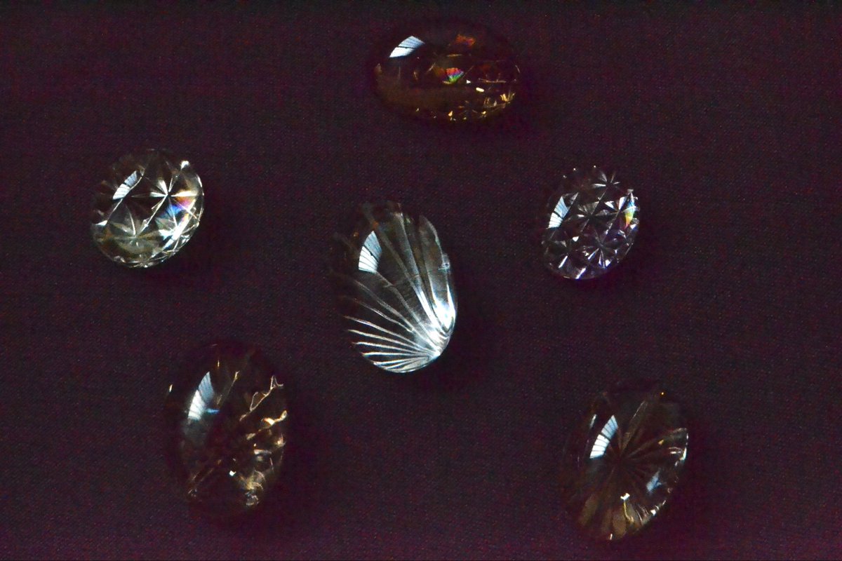 MacrameWala's tweet image. 深澤 陽一氏に制作依頼しておりました、アイリスクォーツ・スモーキーアイリスクォーツ・アイリスアメシスト達が切子を纏って帰ってきました。
今週末に開催される名古屋ミネラルマルシェからお披露目です。
尚、ルースのみでの販売は致しませんので予めご了承ください。