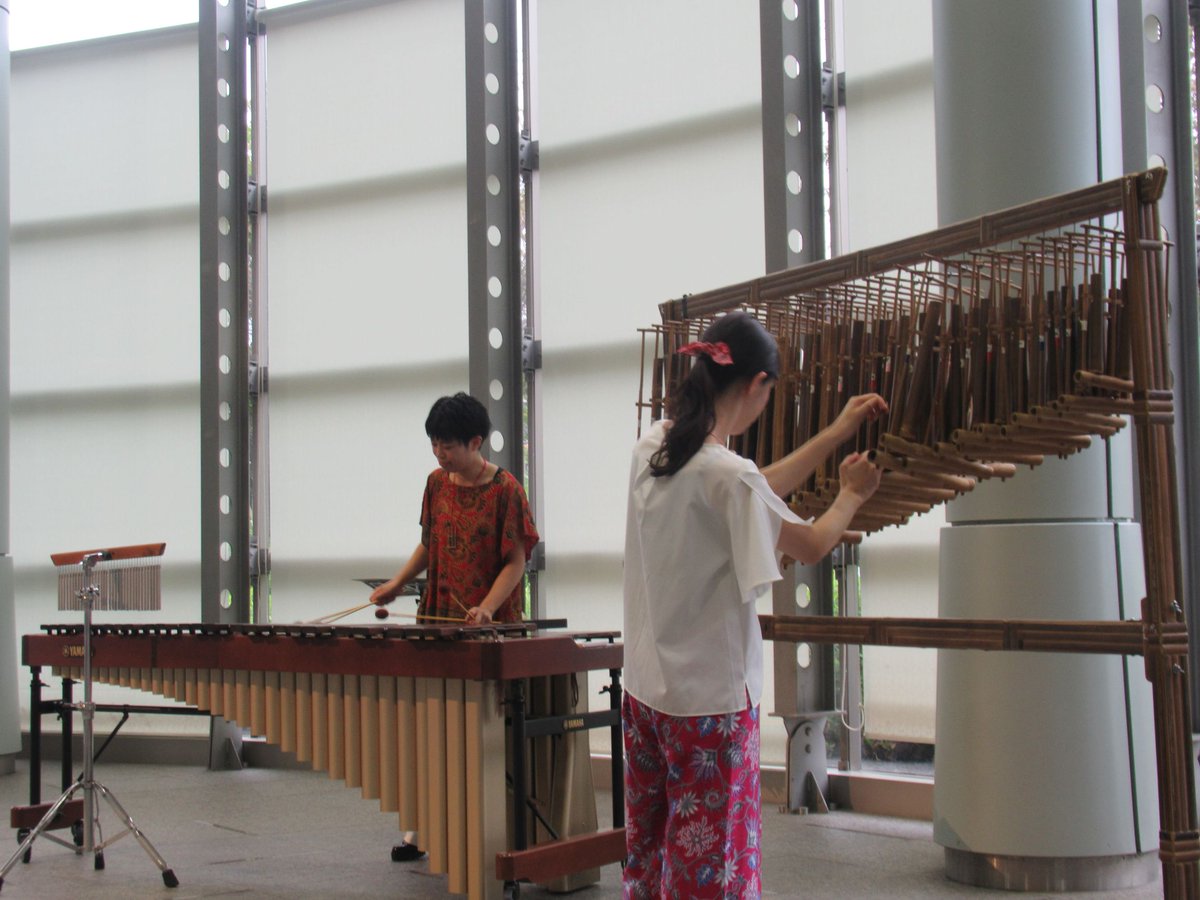 10月のコンサート②　後半はアンクルンとマリンバのアンサンブル。「インドネシア・プサカ」は初めて聞く曲でしたが優しいメロディーで親しみを感じました。その後はおなじみの曲が続き、「マツケンサンバⅡ」では会場の手拍子もあってノリノリの楽しい雰囲気になりました。　＃あおば音楽ひろば