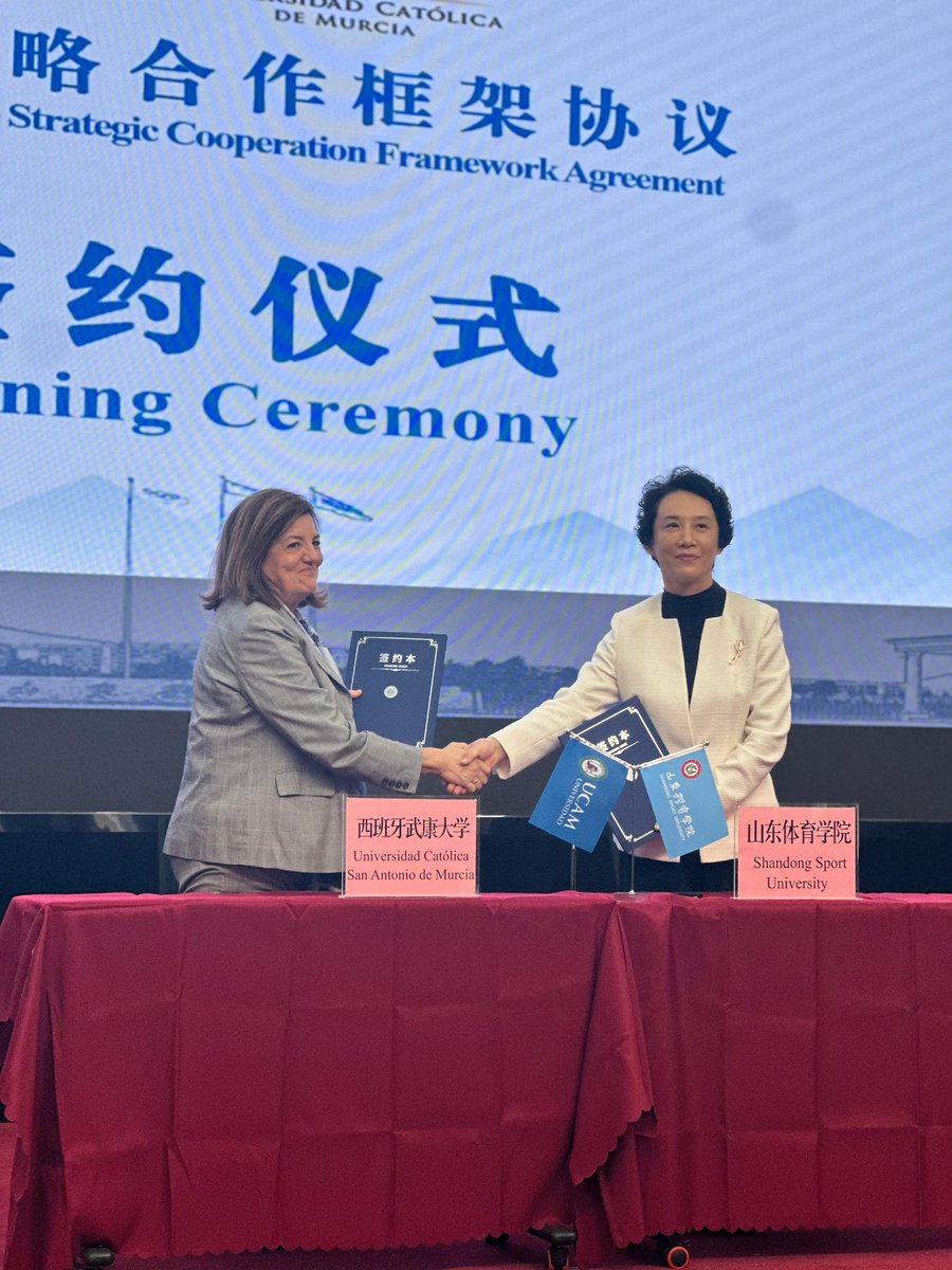 📸 La UCAM amplía sus acuerdos con la Shandong Sport University (China) 🇨🇳 con la que imparte formación en gestión deportiva especializada. 
María Dolores García, presidenta de la Universidad Católica, y Lihong MAO, rectora de la institución china, han rubricado el acuerdo.
La