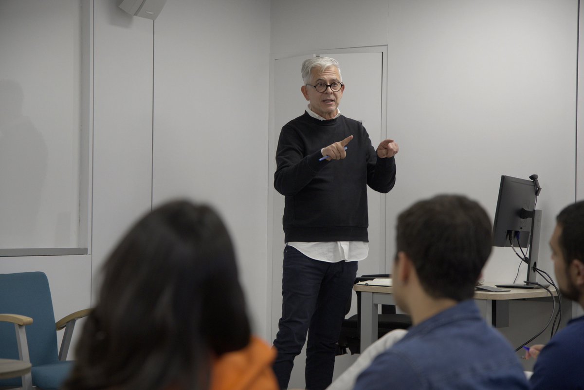 🗞️La 40ª promoción del Máster de EL PAÍS ha comenzado sus dos años de formación en la <a href="/EdPeriodismo/">Escuela UAM-EL PAÍS</a>.

🗣️<a href="/morenobarber/">javier moreno barber</a> les ha dado la bienvenida: “Ser periodista es saber mirar la realidad de una forma distinta”.

elpais.com/comunicacion/e…