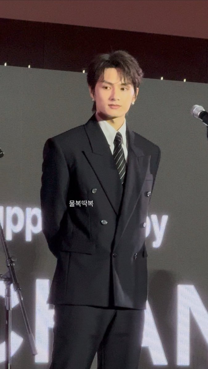 진짜 준이 너무 좋음 .. 🤍 부국제 마지막까지 인사해주고 간 고앵이 준이 이렇게 완벽한 사람이 있을까 … 매일매일 사랑만 받았으면 좋겠어 준아 행복만 해 !!