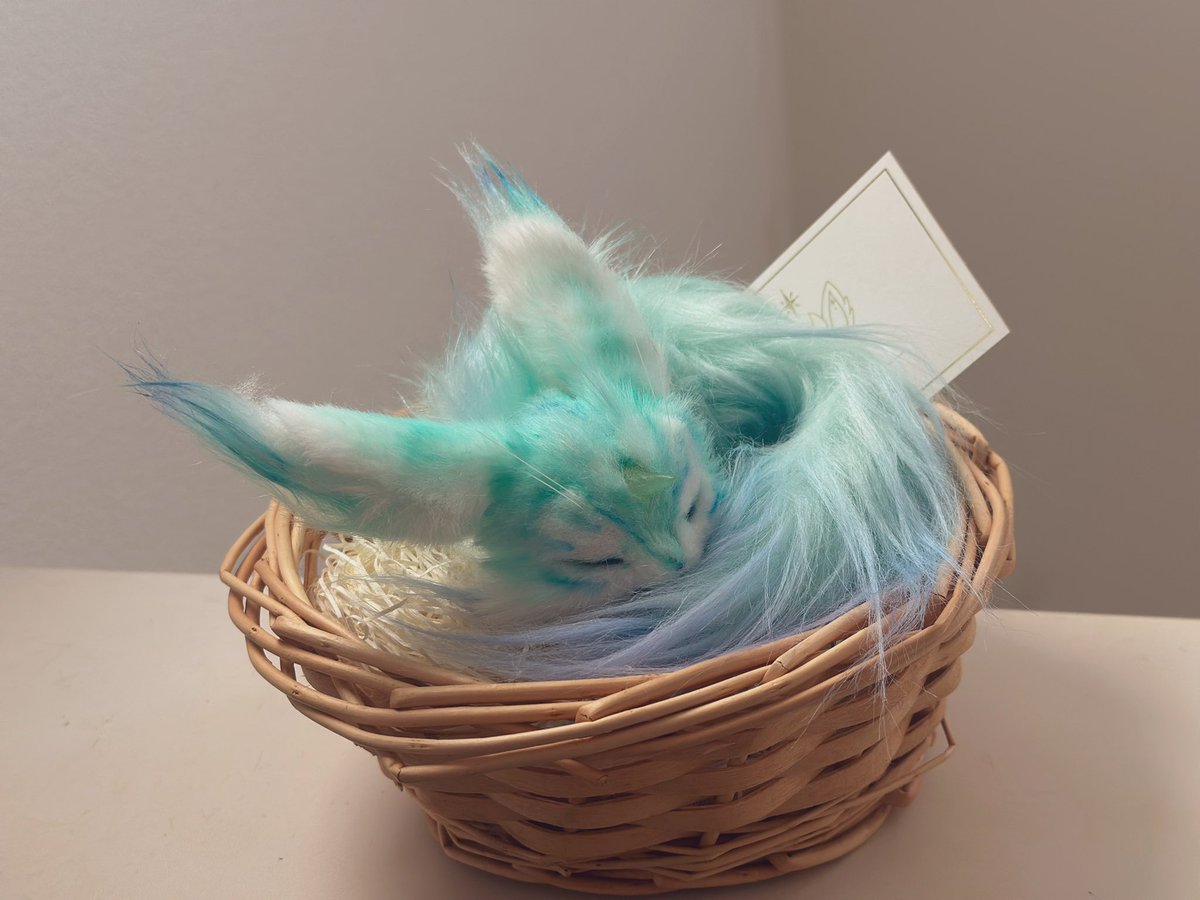 tyairononeko's tweet image. 新しい子です!彗星の破片から生まれたばかりの天体獣。
体色は様々で、額には結晶化した星の破片。長い時間をかけて成長していく間は尻尾に包まって眠って過ごします。
宇宙を駆けることが出来るようになると一斉に飛び立つので、地上からは流星群のように見えるらしい…?
よろしくお願いします💫