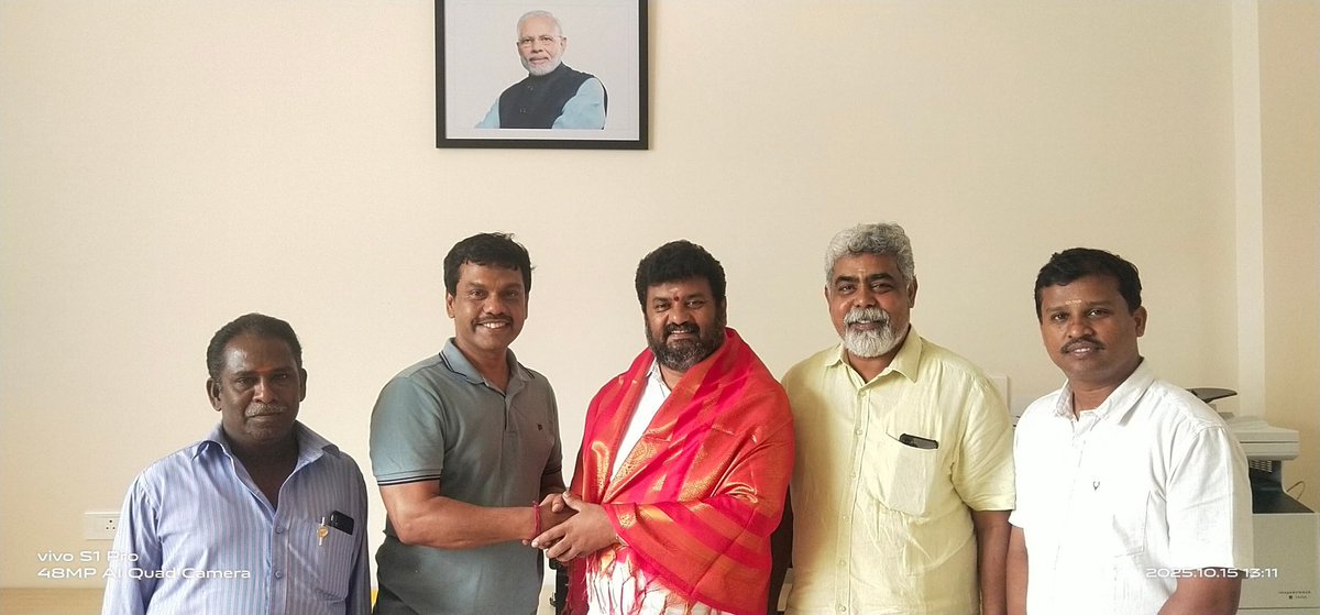 விருந்தோம்பல் பிரிவு மாவட்ட மாவட்ட தலைவர் திரு.K.K. குமார் அவர்கள் மாவட்டத் தலைவர் திரு. <a href="/jrameshkumarbjp/">J.Ramesh Kumar</a> அவர்களை சந்தித்து வாழ்த்து பெற்றனர்💐💐💐
<a href="/BJP4TamilNadu/">BJP Tamilnadu</a> 
<a href="/NainarBJP/">Nainar Nagenthran</a>