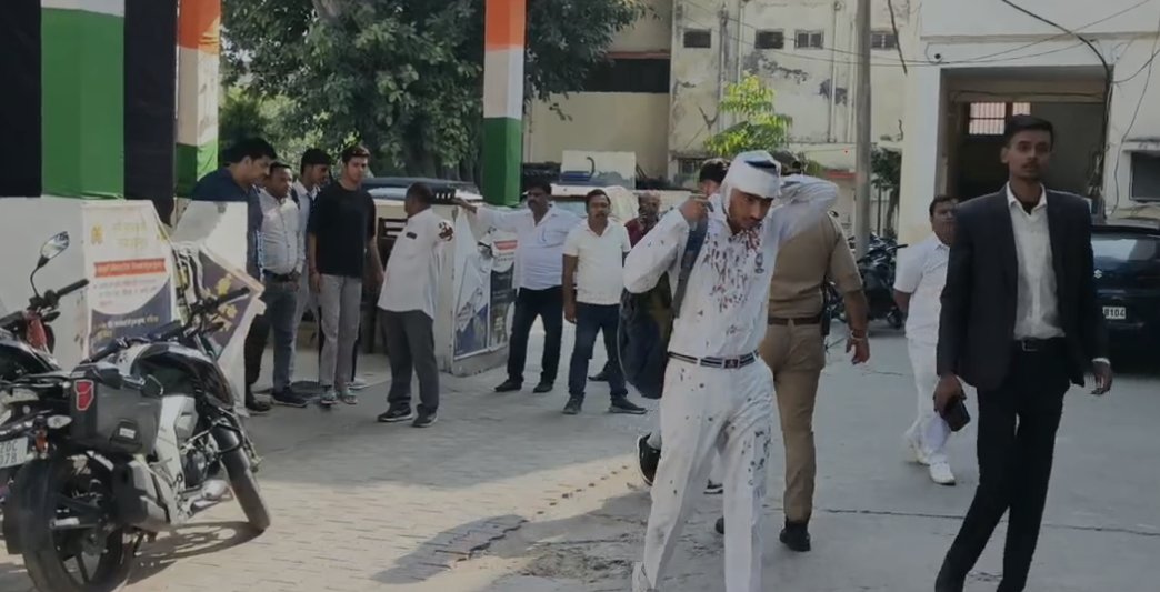 bstvlive's tweet image. हापुड़ : छात्र पर दबंगों ने किया हमला

➡लाठी-डंडे, लोहे के रॉड से किया हमला
➡छात्र ने 3 लोगों पर लगाया मारपीट का आरोप
➡मारपीट में छात्र प्रशांत शर्मा गंभीर रूप घायल 
➡नगर कोतवाली क्षेत्र फ्रीगंज रोड का मामला

 #Hapur #StudentAttack #CrimeNews @hapurpolice